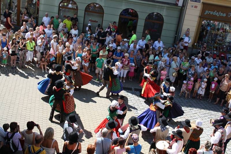 Mezinárodní folklorní festival v Šumperku vrcholí. V sobotu 17. srpna dopoledne zaplnily ulice města domácí soubory i zahraniční hosté, kteří v programu nazvaném Roztančená ulice prošly od radnice přes pěší zónu až do parku U sovy.