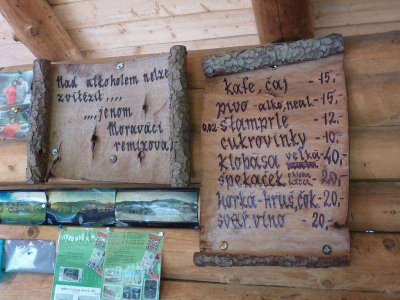 Samoobslužný lesní bar na stezce nad Horní Lipovou v Rychlebech.