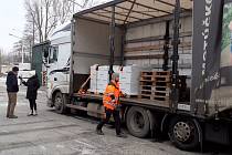 Nakládka střešní krytiny pro Ukrajinu ve firmě Cembrit v Šumperku v pondělí 30. ledna 2023.