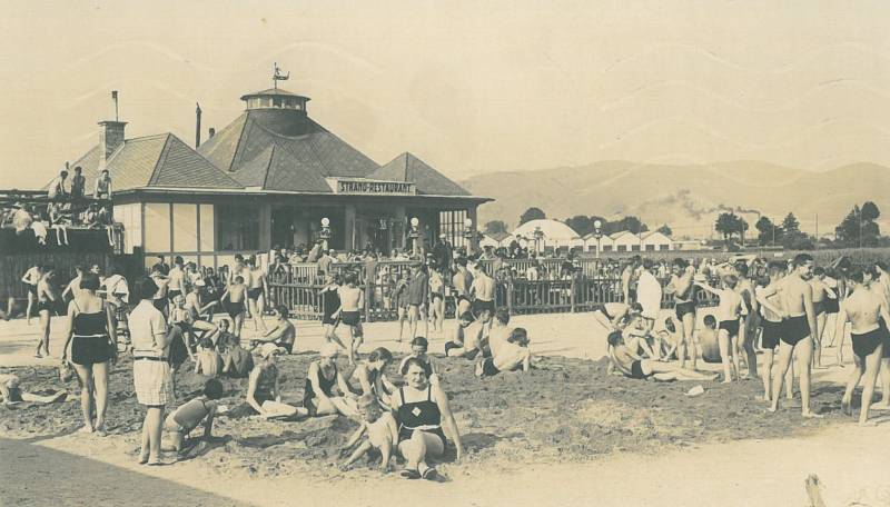 HLAVA NA HLAVĚ. Jak vypadal volný den strávený u vody za první republiky nám přibližuje fotografie z roku 1929.