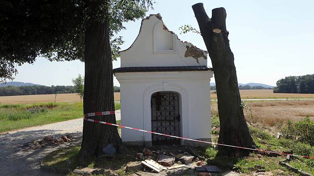 Barokní Kaple Nejsvětější Trojice z druhé poloviny 18. století poškozená stromem. Chráněná státní památka je na cestě z Bludova do Šumperka.