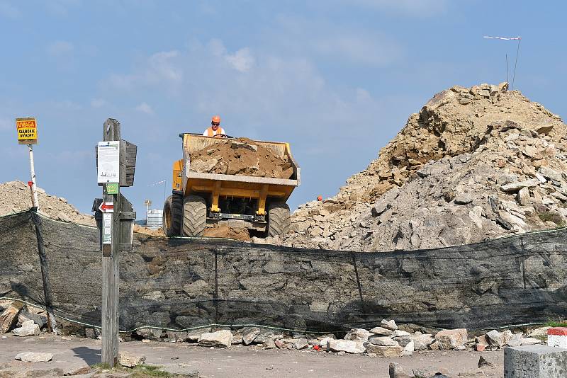 Výstavba rozhledny na Králickém Sněžníku v úterý 8. června.