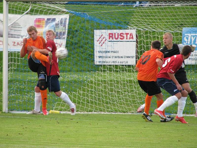 Losinští fotbalisté (oranžové dresy) deklasovali Porubu