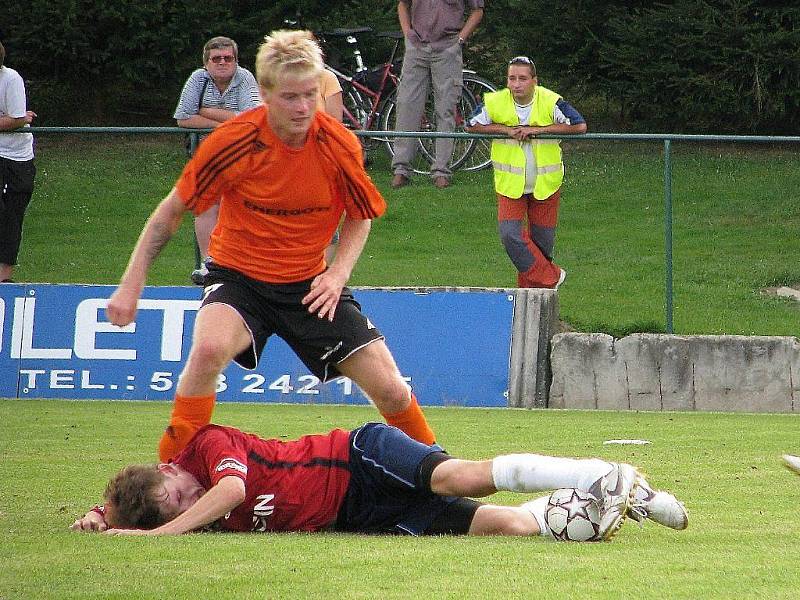 Losinští fotbalisté (oranžové dresy) deklasovali Porubu