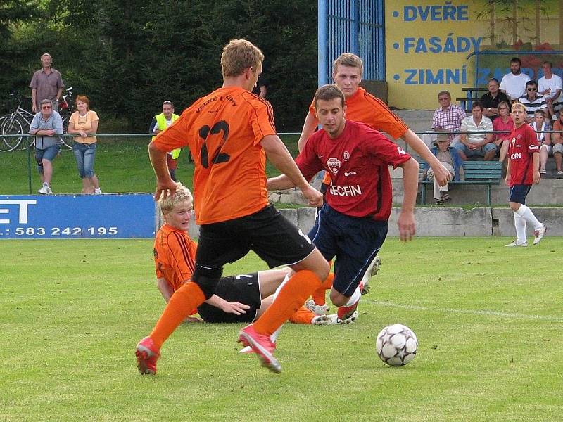 Losinští fotbalisté (oranžové dresy) deklasovali Porubu