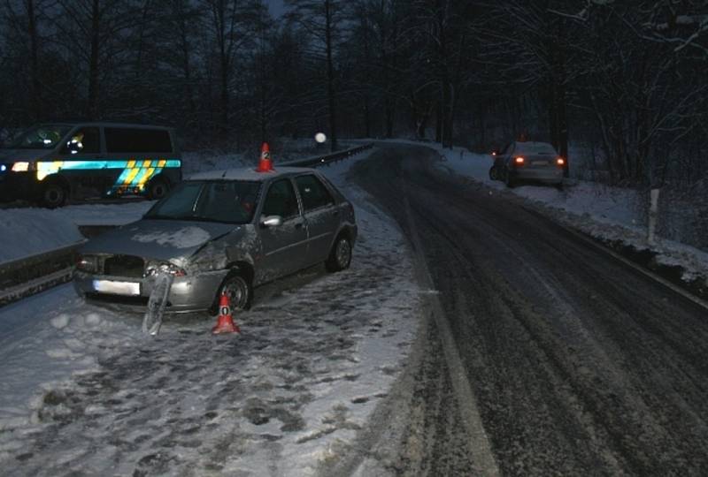 Ve dnech 12. a 13. ledna zasahovali policisté na Jesenicku u tří dopravních nehod. Všechny havárie měly společného jmenovatele – řidiči nepřizpůsobili rychlost na kluzké silnici.