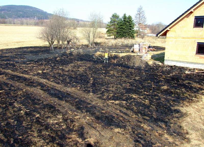 V neděli tři hasičské jednotky likvidovaly požár trávy v České Vsi. 