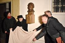 Odhalení busty Karla Emanuela z Žerotína v pátek 6. ledna 2023 v Bludově.