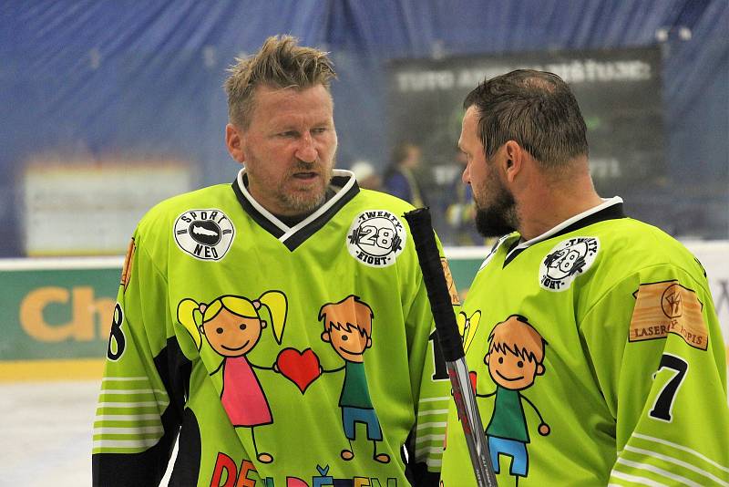 Iniciativa Děti dětem opět pomáhala, tentokrát na hokeji společně s Mladými Draky