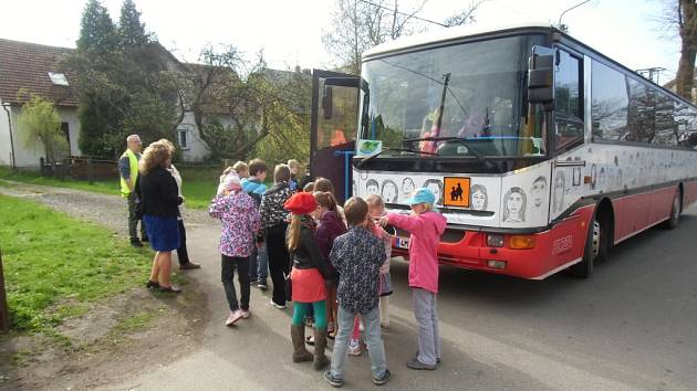 Školní autobus, který provozuje Svazek obcí údolí Desné