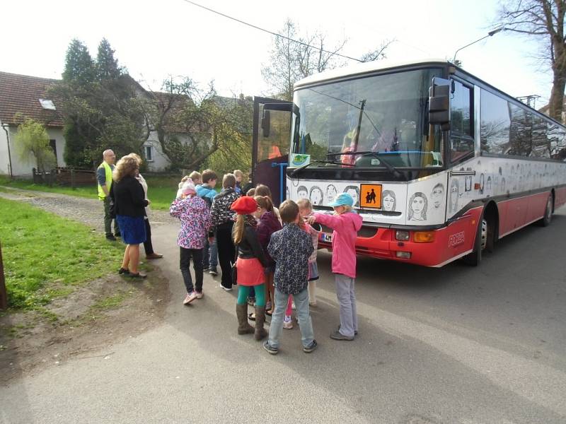 Školní autobus, který provozuje Svazek obcí údolí Desné