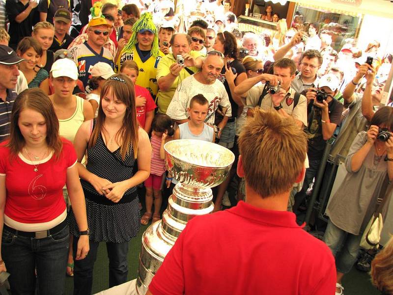 Šumperský hokejista Jakub Kindl přivezl ukázat do rodného města slavnou trofej pro vítěze NHL.