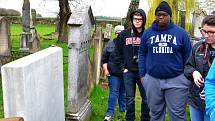 Američtí studenti a jejich lektoři zavítali také na židovský hřbitov v Úsově, kde si prohlédli náhrobek Abrahama Leipnikera Löwyho, předka amerického ministra zahraničí Johna Kerryho. 