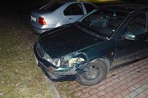 Opilý mladík naboural na sídlišti ve Zlatých Horách zaparkované auto, 17. února 2024