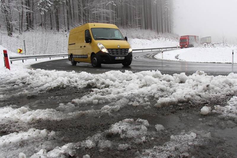 Na Červenohorském sedle napadlo 18. dubna do rána asi pět centimetrů sněhu. Sněžit má i celou středu 19. dubna.