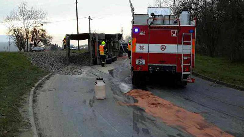 Silnici v Mohelnici směrem na Úsov zablokoval převrácený nákladní automobil