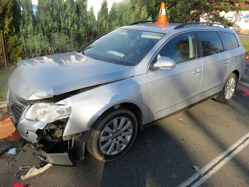 Při nehodě, která se stala 28. října v České Vsi, se zranili čtyři spolucestující. Řidič Volkswagenu Passat narazil do Citroënu C4, jehož řidič odbočoval vlevo a dával přednost protijedoucím autům. Citroën skončil až na trávníku u bytovky.