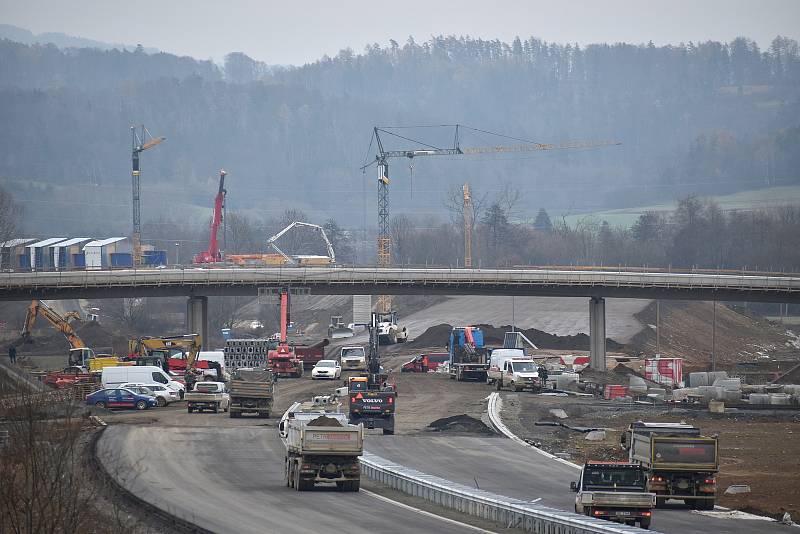 Výstavba soustavy křižovatek u Postřelmova.