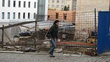 Žena prochází kolem místa, které podle památkářů šumperská stavební firma poničila
