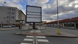 V přechodu ulice ČSA brání obyvatelům Zábřehu už dva roky reklamní pylon postavený v rozporu s povolením. Odstranit se ho nedaří.