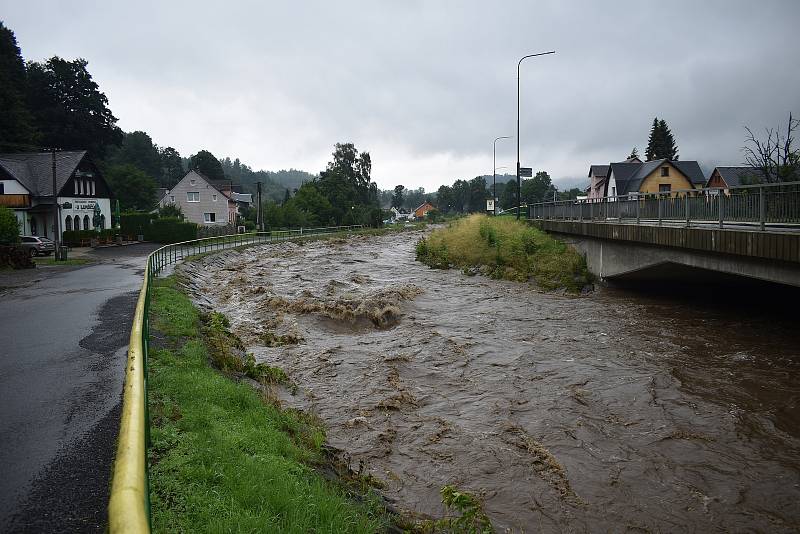 Rozvodněná řeka Bělá na pomezí Jeseníku a Bělá pod Pradědem