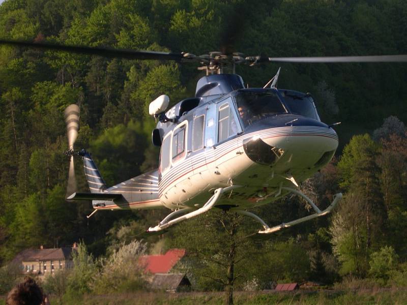 Nedaleko Bohutína hoří les, hasičům přiletěl pomoci i vrtulník