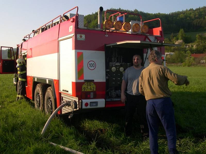 Nedaleko Bohutína hoří les, hasičům přiletěl pomoci i vrtulník