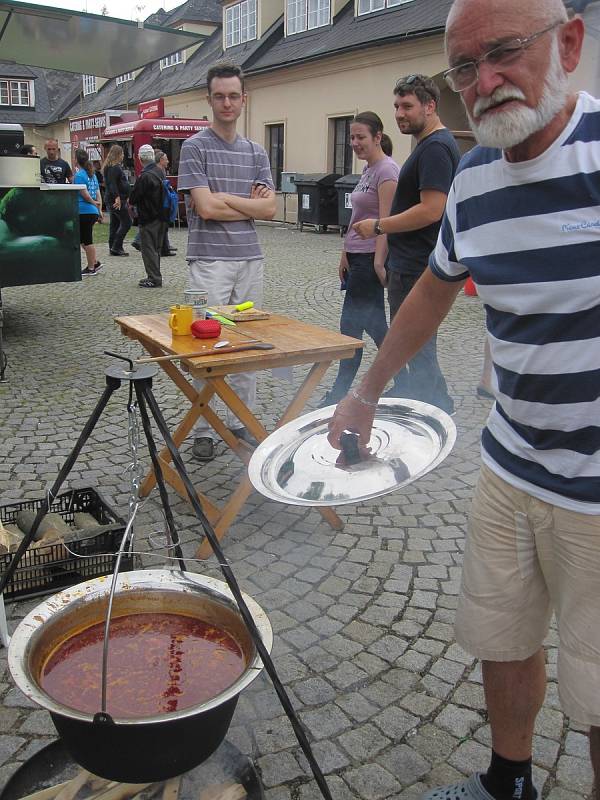 Hudebníci si v Šumperku rozdali souboj s veřejností. U Roztančených kotlíků si v rámci probíhajícího Mezinárodního folklorního festivalu poměřili síly ve vaření guláše.