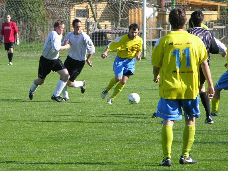 Fotbalisté Vikýřovic (šedé dresy) podlehli doma Štítům