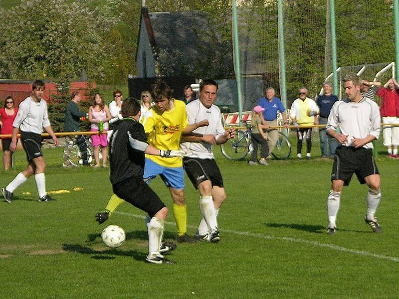 Fotbalisté Vikýřovic (šedé dresy) podlehli doma Štítům