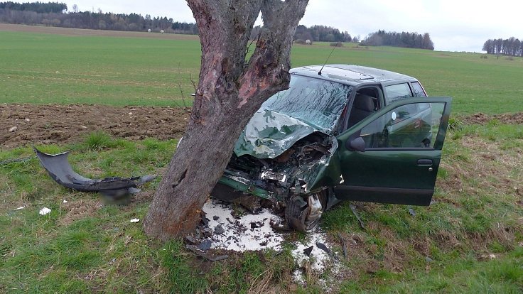 Mezi Velkými Kuněticemi a Strachovičkami řidič narazil do stromu a zranil se, 18. dubna 2024