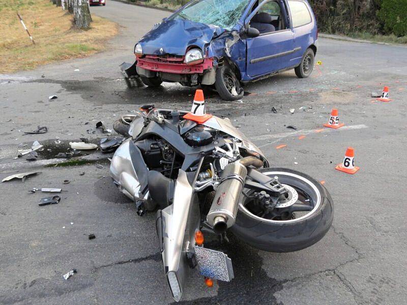 Tragická srážka motocyklu s Renaultem Twingo u Palonína