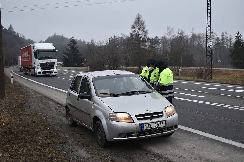 Policejní kontrola na hranici šumperského a svitavského okresu v pondělí 1. března dopoledne u Studené Loučky na Mohelnicku.