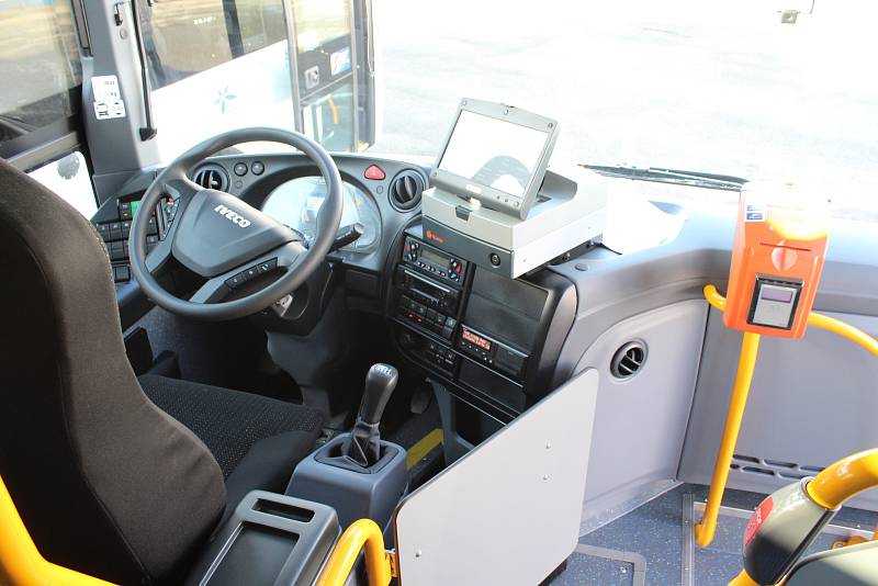 Nové autobusy vozí cestující na Jesenicku. Snímek z předání autobusů v Šumperku.