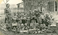 S HRAČKAMI. Děti z mateřské školy v Nedvězí v roce 1958 se svými učitelkami a hračkami. Některé z nich mají děti i v současnosti, například legendární houpací kohouty.