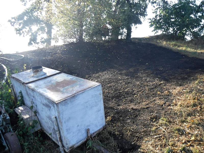 Požár rodinného domku a blízké louky v Hrabové