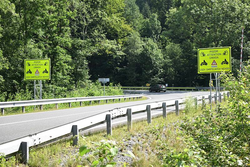 Cedule se smrtkou v Koutech nad Desnou varující motorkáře před riskantní jízdou.