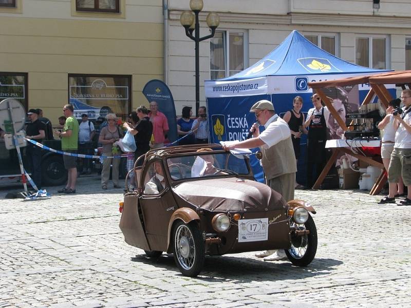 Majitelé nablýskaných veteránů ze Šumperska ale i vzdálenějších koutů republiky se sjeli v sobotu 15. června na náměstí u radnice v Šumperku. Konal se zde Den zábavy a veteránů. K vidění byly opravdové skvosty mezi automobily i motocykly.