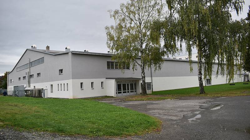 Zimní stadion v Šumperku. Přístavba vznikne v těchto místech před severní tribunou.