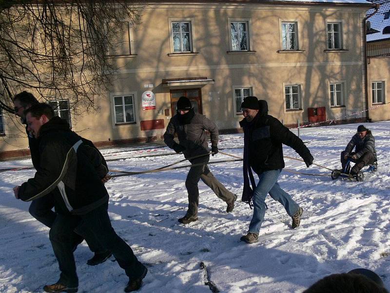 Závod čtyřspřeží s lidskou posádkou přilákal v neděli 30. ledna na náměstí  početné publikum a sedm závodních posádek, některé zdatně maskované a s velmi netradičními vozítky