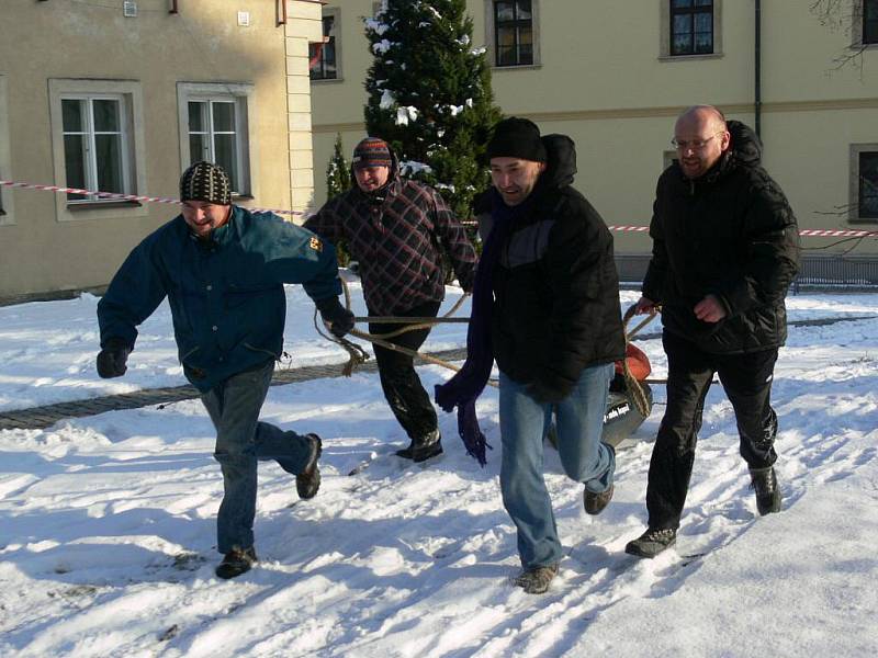 Závod čtyřspřeží s lidskou posádkou přilákal v neděli 30. ledna na náměstí  početné publikum a sedm závodních posádek, některé zdatně maskované a s velmi netradičními vozítky