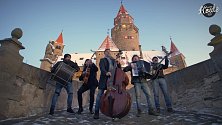 Vánoční koleda, kterou zábřežští muzikanti s kapelami O5 a Radeček a Stracené ráj zahráli v Jeseníkách a na Bouzově.
