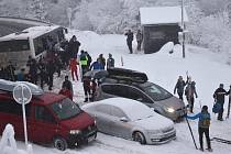 Nájezd lyžařů na Červenohorské sedlo. 9. ledna 2021