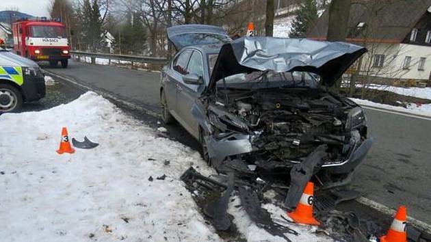 Srážka renaultu a superbu u Bělé pro Pradědem