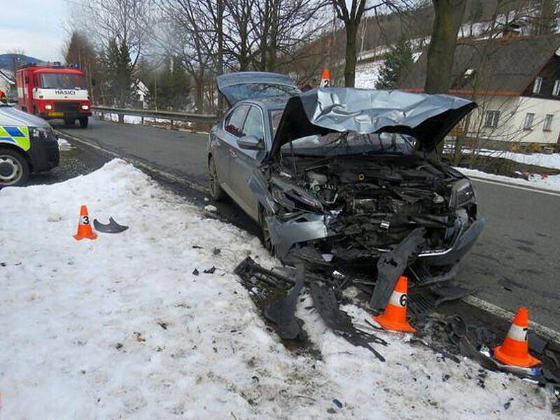 Srážka renaultu a superbu u Bělé pro Pradědem