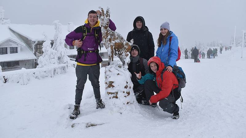 Turisté u chaty Jiřího na Šeráku. 9. ledna 2021