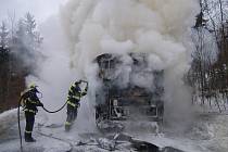 Hasiči likvidují požár autobusu