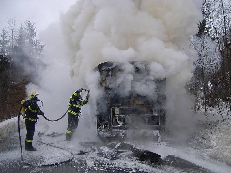 Hasiči likvidují požár autobusu