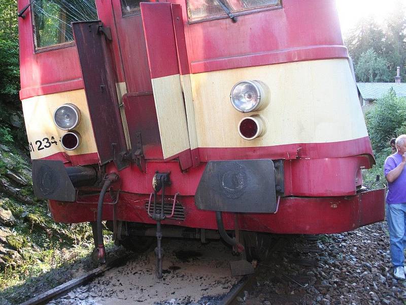 Zničený vlak po nárazu soupravou, která ho měla odtáhnout