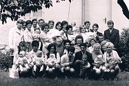 VÍTÁNÍ OBČÁNKŮ. Slavnostní přivítání nejmladších obyvatel obce. Fotografie byla pořízena v roce 1974.
